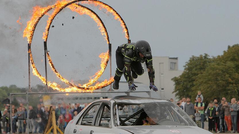 Aleksoto aerodrome vyko kaskadininkų šou „Skraidantys automobliai“.