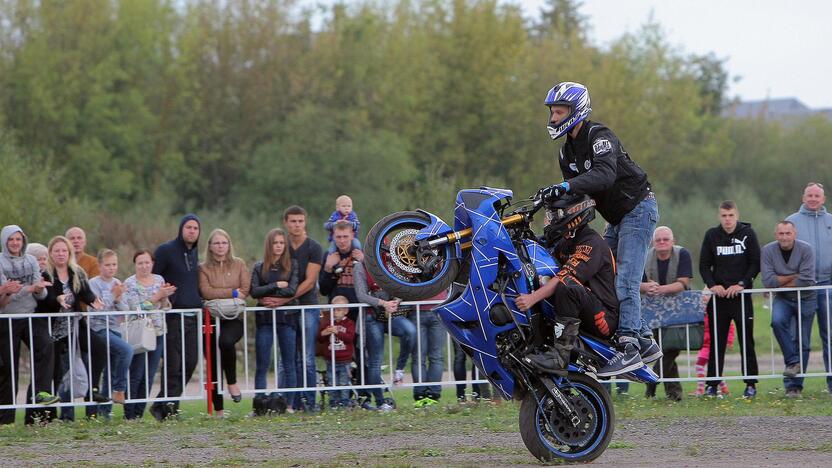 Aleksoto aerodrome vyko kaskadininkų šou „Skraidantys automobliai“.