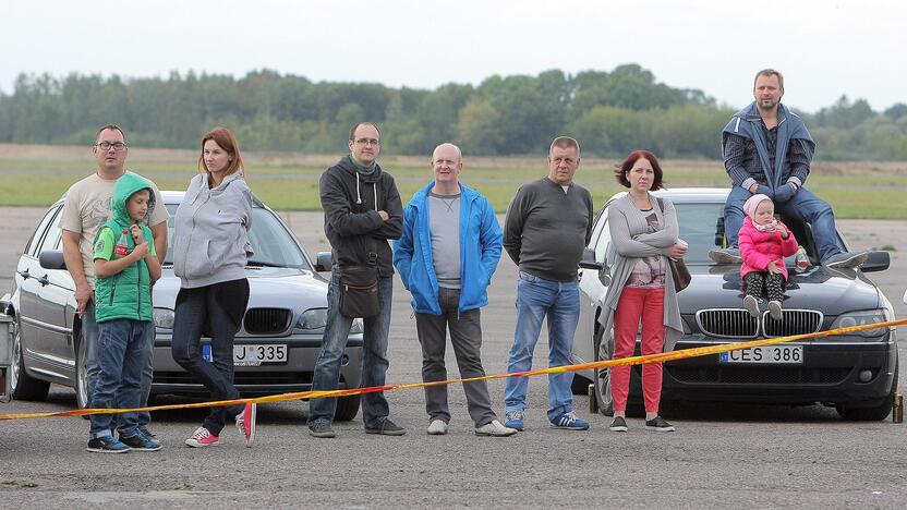 Aleksoto aerodrome vyko kaskadininkų šou „Skraidantys automobliai“.