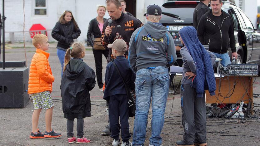 Aleksoto aerodrome vyko kaskadininkų šou „Skraidantys automobliai“.