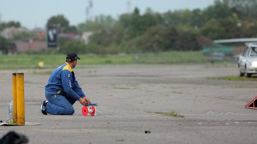 Aleksoto aerodrome vyko kaskadininkų šou „Skraidantys automobliai“.