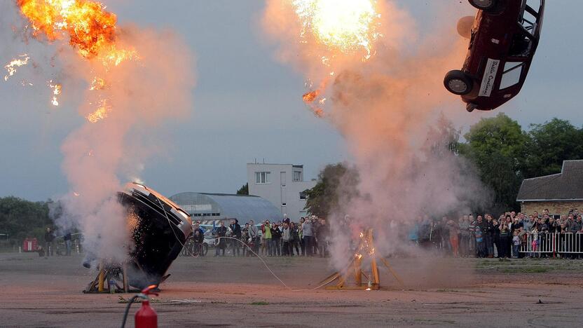 Aleksoto aerodrome vyko kaskadininkų šou „Skraidantys automobliai“.