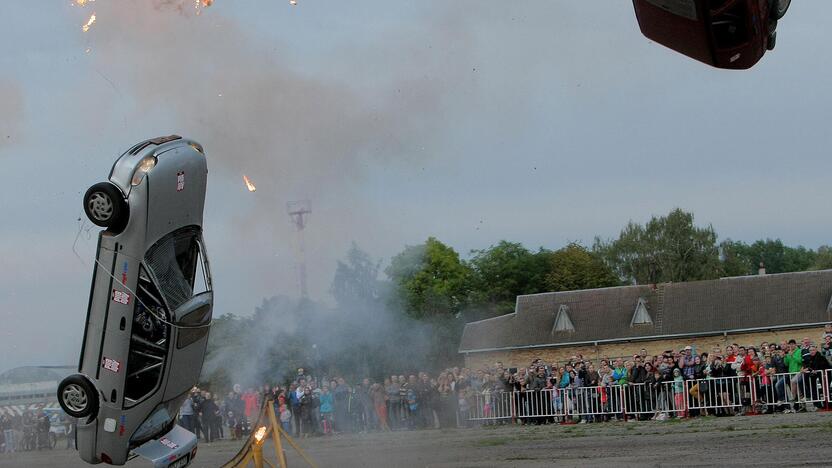 Aleksoto aerodrome vyko kaskadininkų šou „Skraidantys automobliai“.