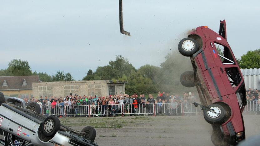 Aleksoto aerodrome vyko kaskadininkų šou „Skraidantys automobliai“.