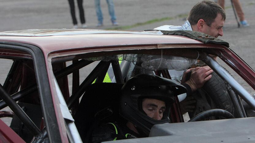 Aleksoto aerodrome vyko kaskadininkų šou „Skraidantys automobliai“.