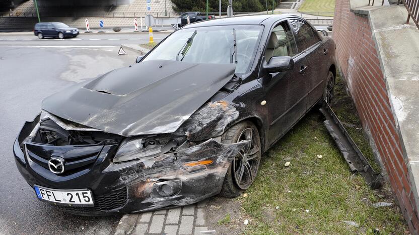 Automobilis trenkėsi į sieną