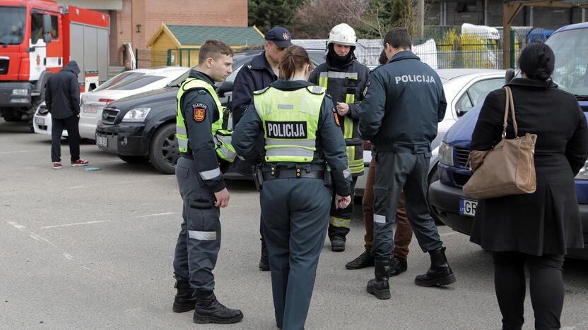 Nežinomas žmogus apipylė kabinetą degiu skysčiu