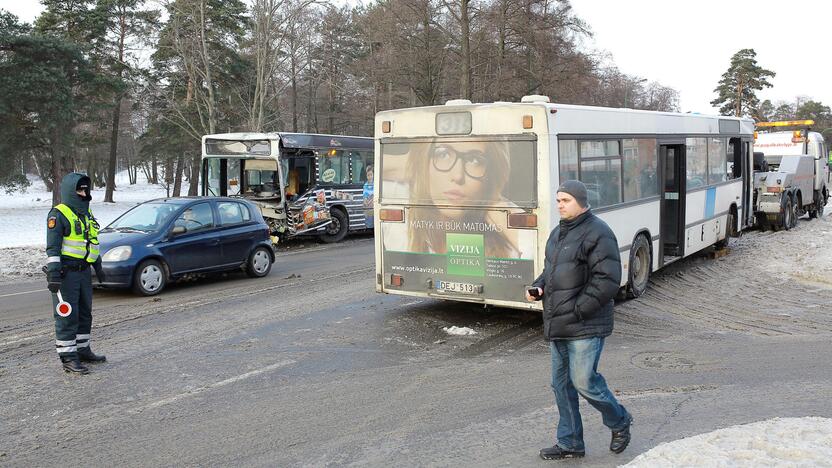 Kaktomuša susidūrė keleiviniai autobusai