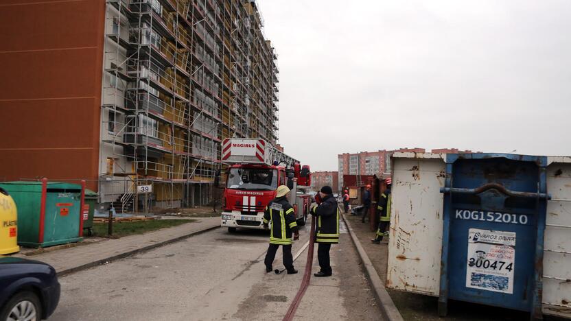 Uostamiestyje užsidegė daugiabučio namo stogas