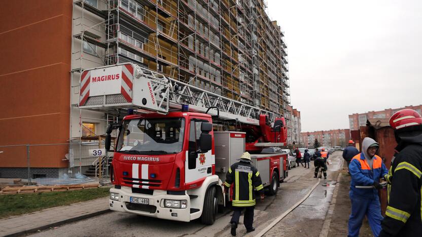 Uostamiestyje užsidegė daugiabučio namo stogas