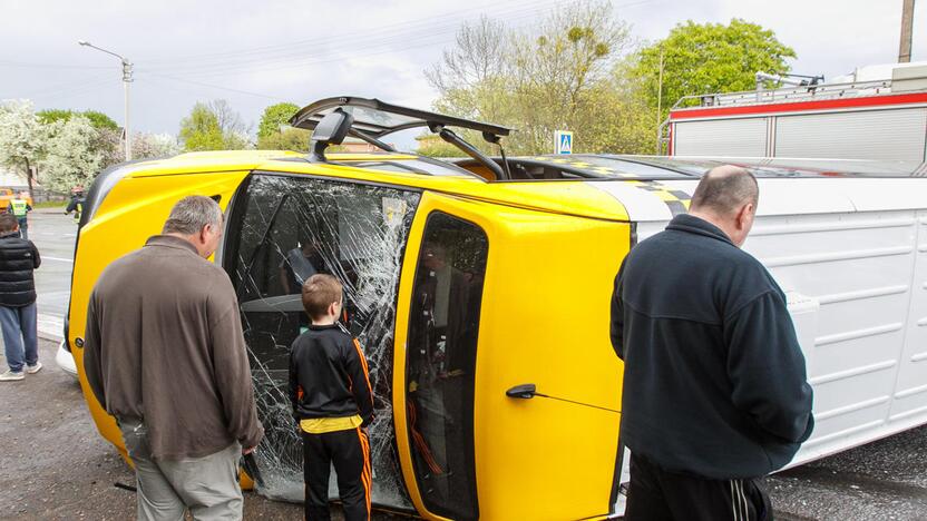 Apvirto maršrutinis autobusas