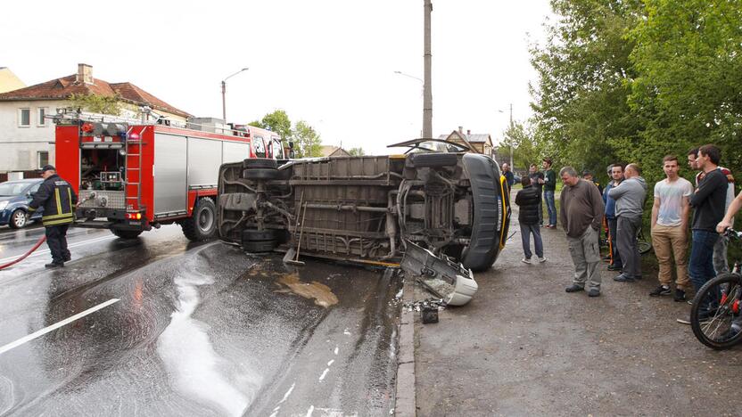 Apvirto maršrutinis autobusas