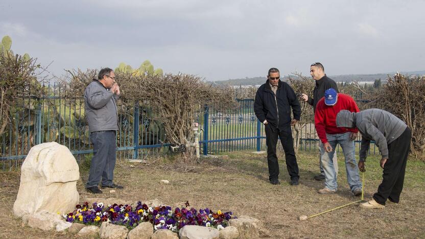 A.Sharonas atguls kapinėse greta savo žmonos kapo