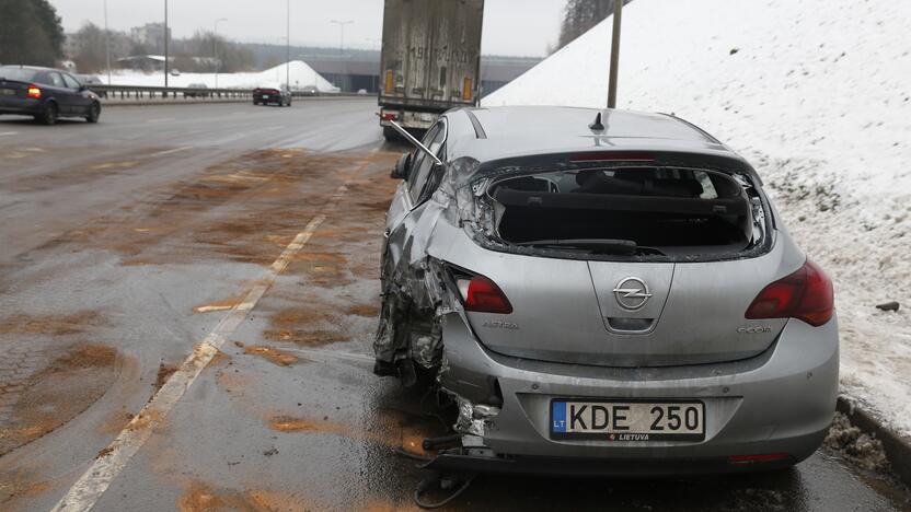 Per avariją Vilniuje išsiliejo dyzelinas