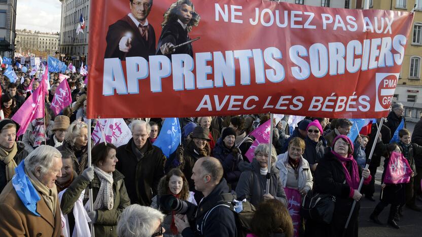 Daugiau kaip 100 tūkst. konservatyvių pažiūrų prancūzų sekmadienį žygiavo Paryžiaus ir Liono gatvėmis kaltindami prezidento F.Hollande'o vyriausybę „šeimos fobija“