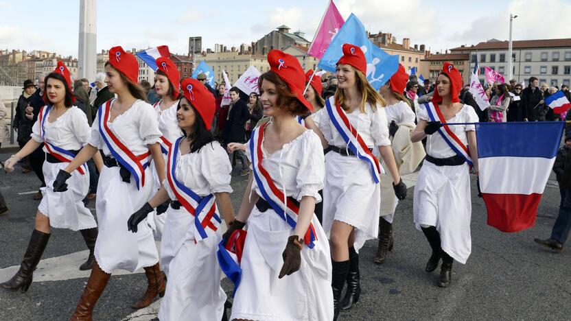 Daugiau kaip 100 tūkst. konservatyvių pažiūrų prancūzų sekmadienį žygiavo Paryžiaus ir Liono gatvėmis kaltindami prezidento F.Hollande'o vyriausybę „šeimos fobija“