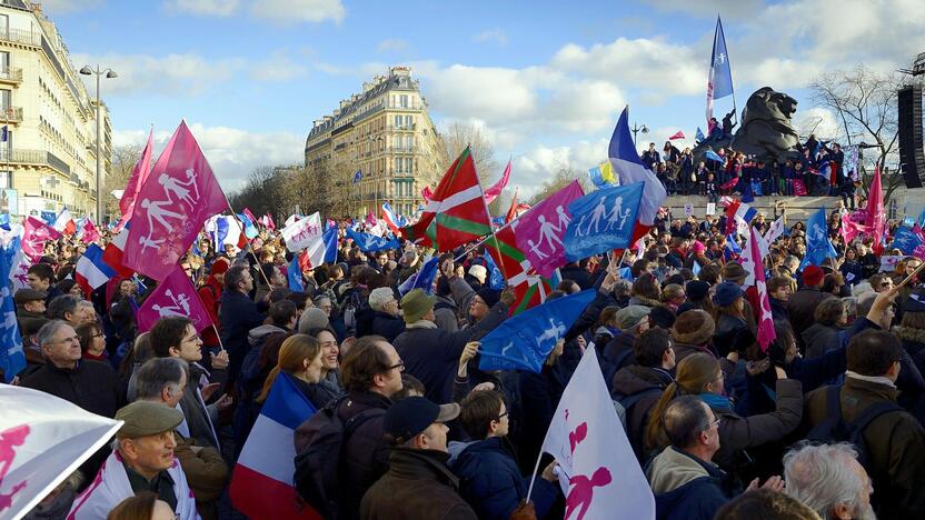 Daugiau kaip 100 tūkst. konservatyvių pažiūrų prancūzų sekmadienį žygiavo Paryžiaus ir Liono gatvėmis kaltindami prezidento F.Hollande'o vyriausybę „šeimos fobija“