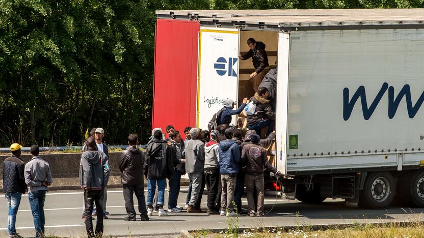 Minios pabėgėlių tyko lietuvių vilkikų prie keltų, plaukiančių per Lamanšo sąsiaurį į Angliją.