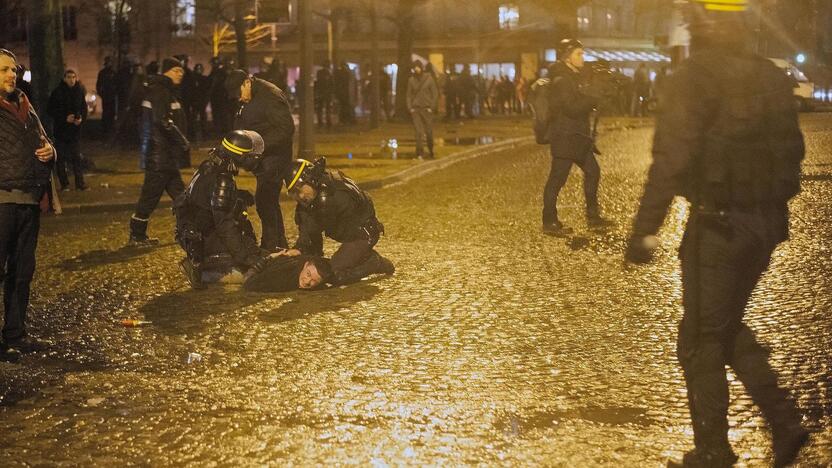 Keli tūkstančiai žmonių sekmadienį žygiavo Paryžiaus gatvėmis, dalyvaudami „Pykčio dienos“ protestuose prieš prezidentą Francois Hollande'ą, o šios eitynės baigėsi susirėmimais su policija.