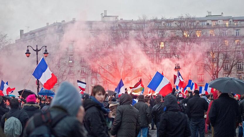 Keli tūkstančiai žmonių sekmadienį žygiavo Paryžiaus gatvėmis, dalyvaudami „Pykčio dienos“ protestuose prieš prezidentą Francois Hollande'ą, o šios eitynės baigėsi susirėmimais su policija.