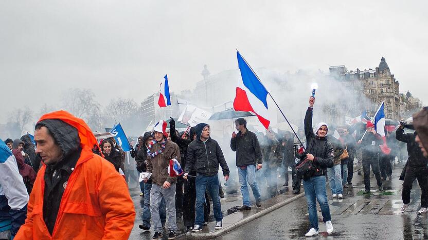 Keli tūkstančiai žmonių sekmadienį žygiavo Paryžiaus gatvėmis, dalyvaudami „Pykčio dienos“ protestuose prieš prezidentą Francois Hollande'ą, o šios eitynės baigėsi susirėmimais su policija.