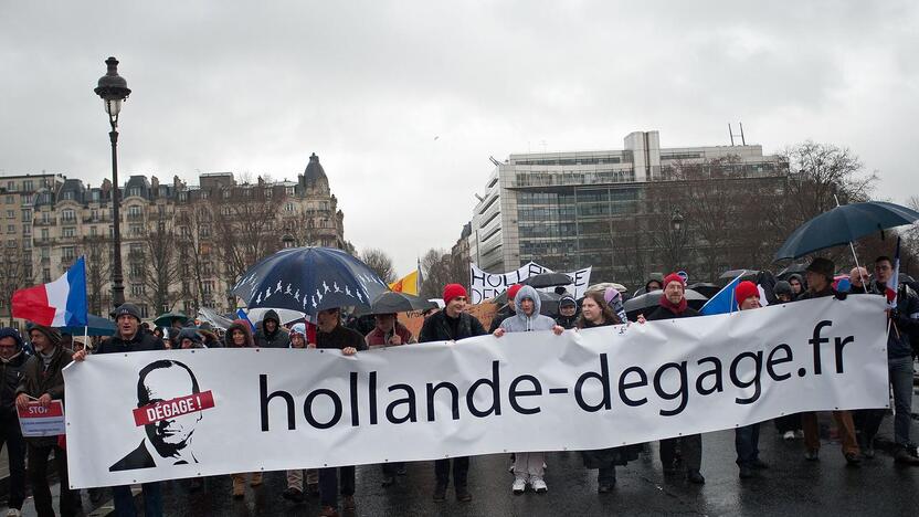 Keli tūkstančiai žmonių sekmadienį žygiavo Paryžiaus gatvėmis, dalyvaudami „Pykčio dienos“ protestuose prieš prezidentą Francois Hollande'ą, o šios eitynės baigėsi susirėmimais su policija.