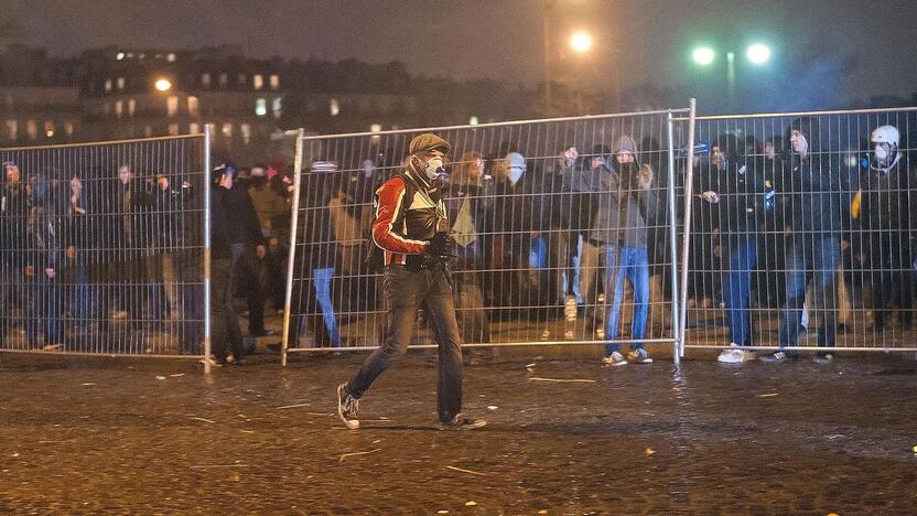 Keli tūkstančiai žmonių sekmadienį žygiavo Paryžiaus gatvėmis, dalyvaudami „Pykčio dienos“ protestuose prieš prezidentą Francois Hollande'ą, o šios eitynės baigėsi susirėmimais su policija.