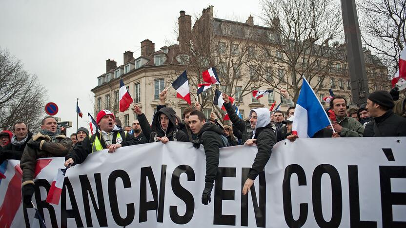 Keli tūkstančiai žmonių sekmadienį žygiavo Paryžiaus gatvėmis, dalyvaudami „Pykčio dienos“ protestuose prieš prezidentą Francois Hollande'ą, o šios eitynės baigėsi susirėmimais su policija.