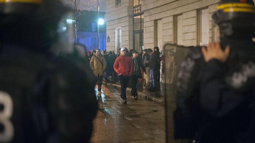 Keli tūkstančiai žmonių sekmadienį žygiavo Paryžiaus gatvėmis, dalyvaudami „Pykčio dienos“ protestuose prieš prezidentą Francois Hollande'ą, o šios eitynės baigėsi susirėmimais su policija.