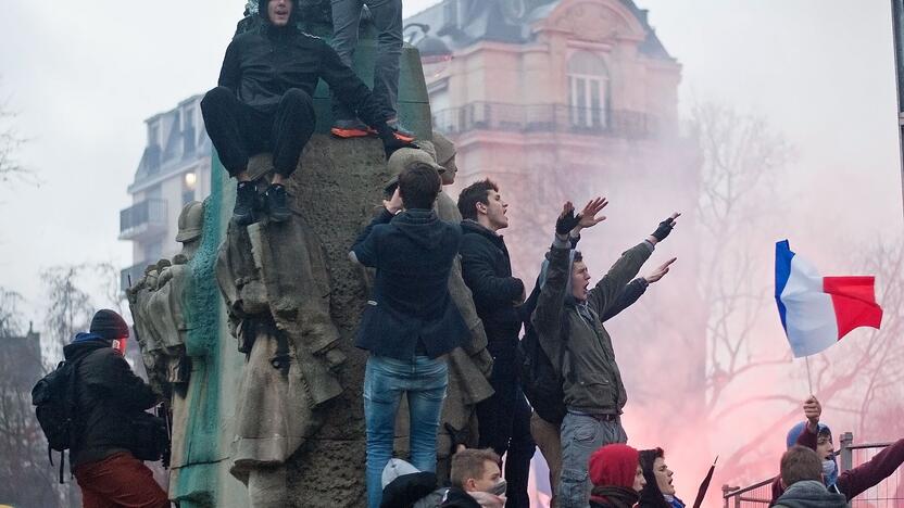 Keli tūkstančiai žmonių sekmadienį žygiavo Paryžiaus gatvėmis, dalyvaudami „Pykčio dienos“ protestuose prieš prezidentą Francois Hollande'ą, o šios eitynės baigėsi susirėmimais su policija.