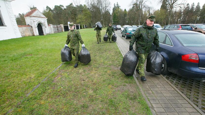 Kariškiai ir policininkai tvarkė Pažaislio aplinką