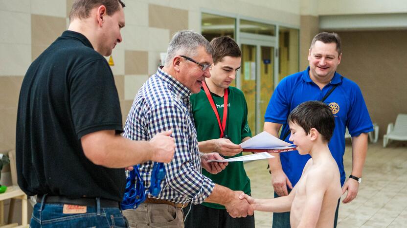 Rotary klubas Girstučio baseine mokė vaikus plaukti