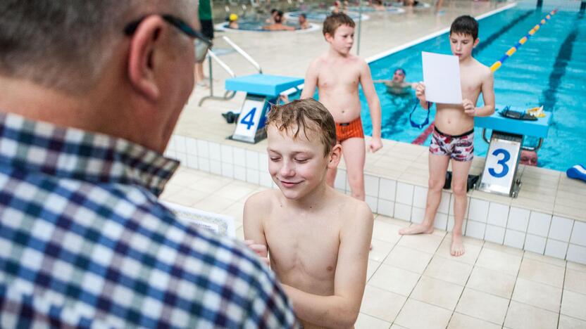 Rotary klubas Girstučio baseine mokė vaikus plaukti