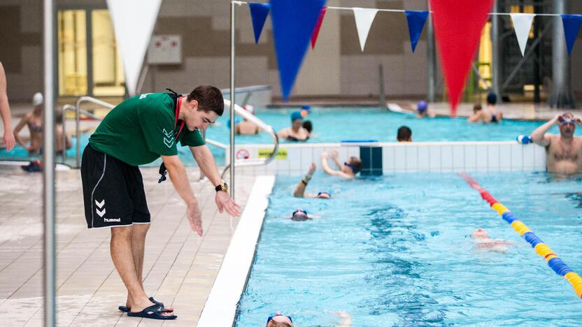 Rotary klubas Girstučio baseine mokė vaikus plaukti