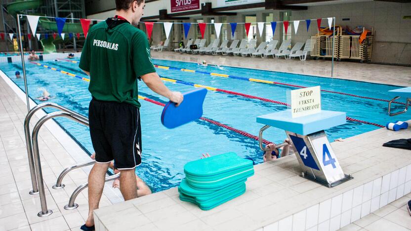 Rotary klubas Girstučio baseine mokė vaikus plaukti