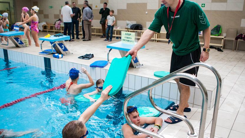 Rotary klubas Girstučio baseine mokė vaikus plaukti