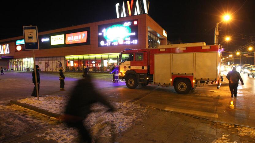 Po pranešimo apie sprogmenį iš prekybos centro „Savas“ evakuoti žmonės