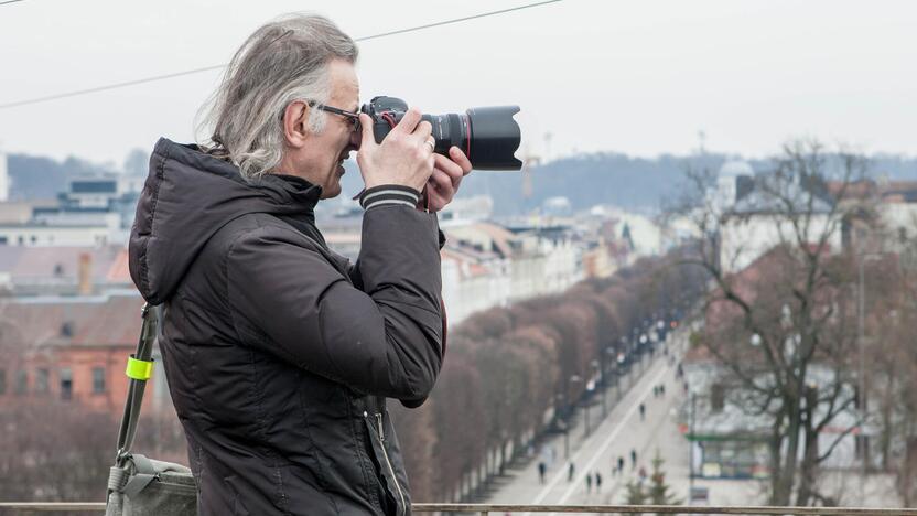 Virš Laisvės alėjos pakibo valtis