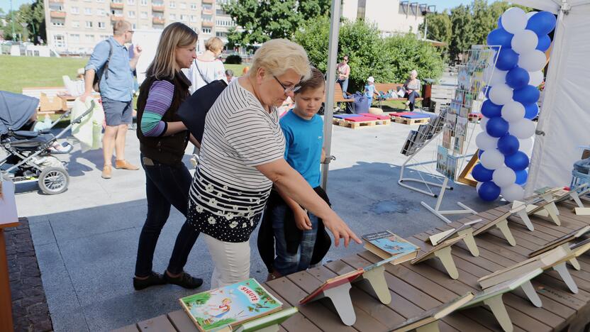 Iki pat šeštadienio pavakarės Karlskronos aikštėje veikianti interaktyvi biblioteka klaipėdiečiams ir miesto svečiams siūlys įvairiausių veiklų bei koncertų.