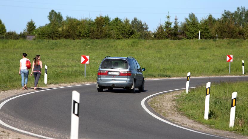 Nesaugu: pėstieji, kad pasiektų Kalnuvėnus, Normantų sankryžą kerta ir įstrižai, ir eina kelkraščiu.