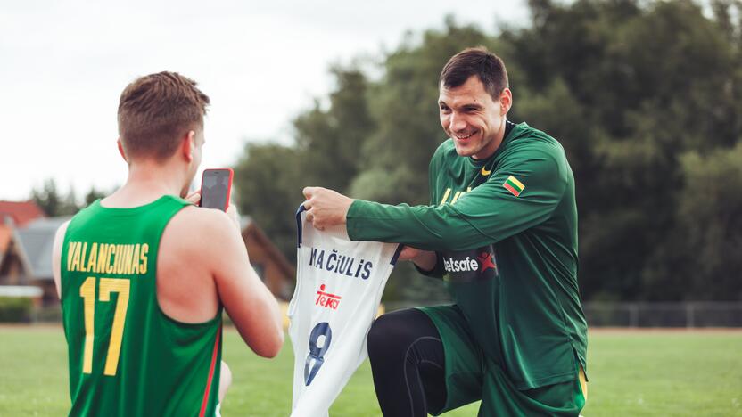 Palangoje varžėsi Lietuvos rinktinės krepšininkai ir futbolininkai 