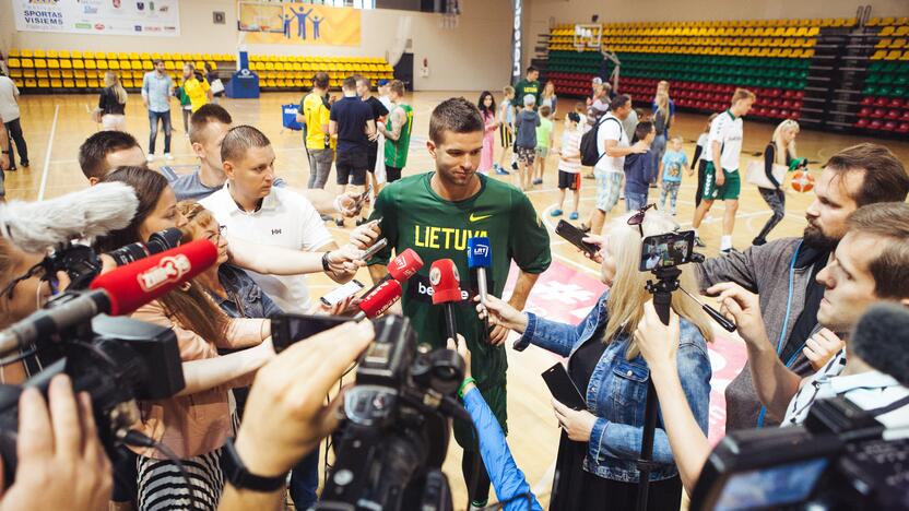 Palangoje varžėsi Lietuvos rinktinės krepšininkai ir futbolininkai 