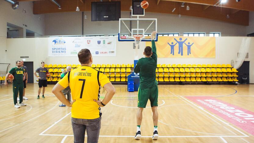 Palangoje varžėsi Lietuvos rinktinės krepšininkai ir futbolininkai 