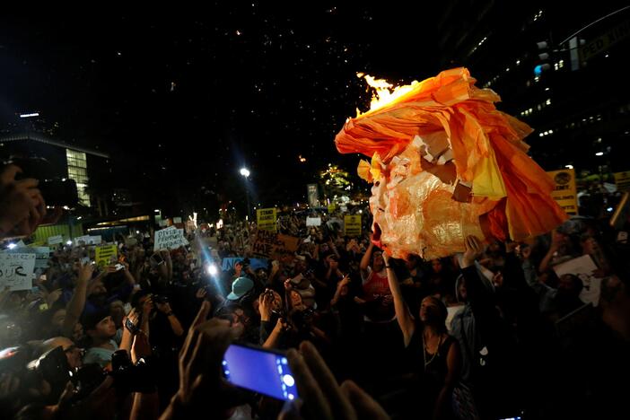 Amerikoje – masiniai protestai prieš D. Trumpą 