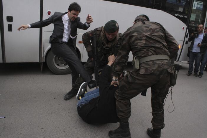 Turkijos policija ašarinėmis dujomis tramdo tūkstančius sukrėstų protestuotojų