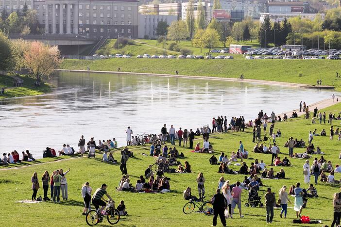 Laisvalaikis prie Neries: sugadinti dviračiai, užteršta upė, griūvančios krantinės