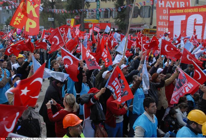 Turkijos liros kursas smuko iki naujo rekordo JAV dolerio atžvilgiu