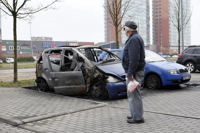 Naktį degė automobiliai