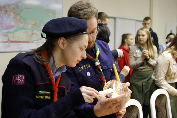 Skautai dovanoja Betliejaus ugnį