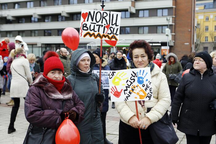 Klaipėdiečių protestas prieš vaikų paėmimą iš šeimų